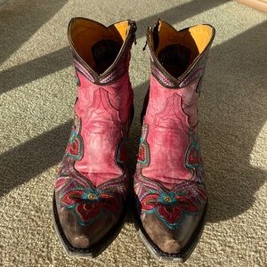 Old Gringo authentic pink/embroidered short cowboy boots. Size 8